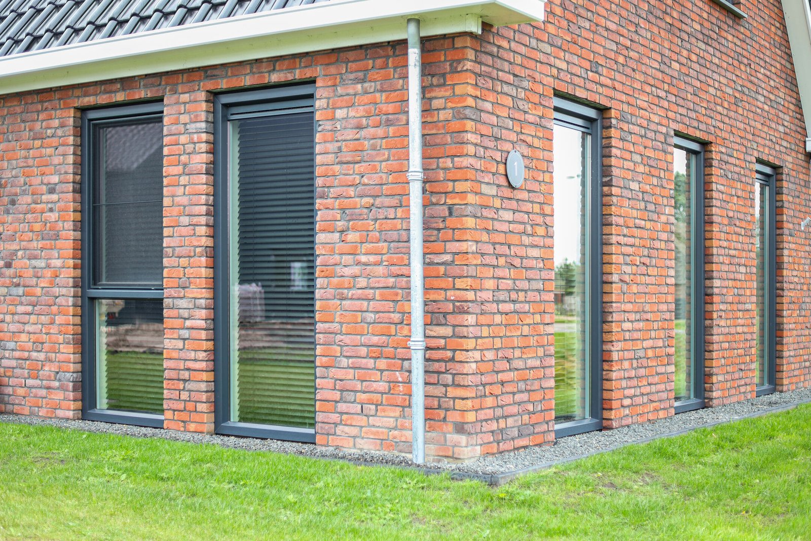 Ternaard kunststof kozijnen verdiept profiel RAL 7016