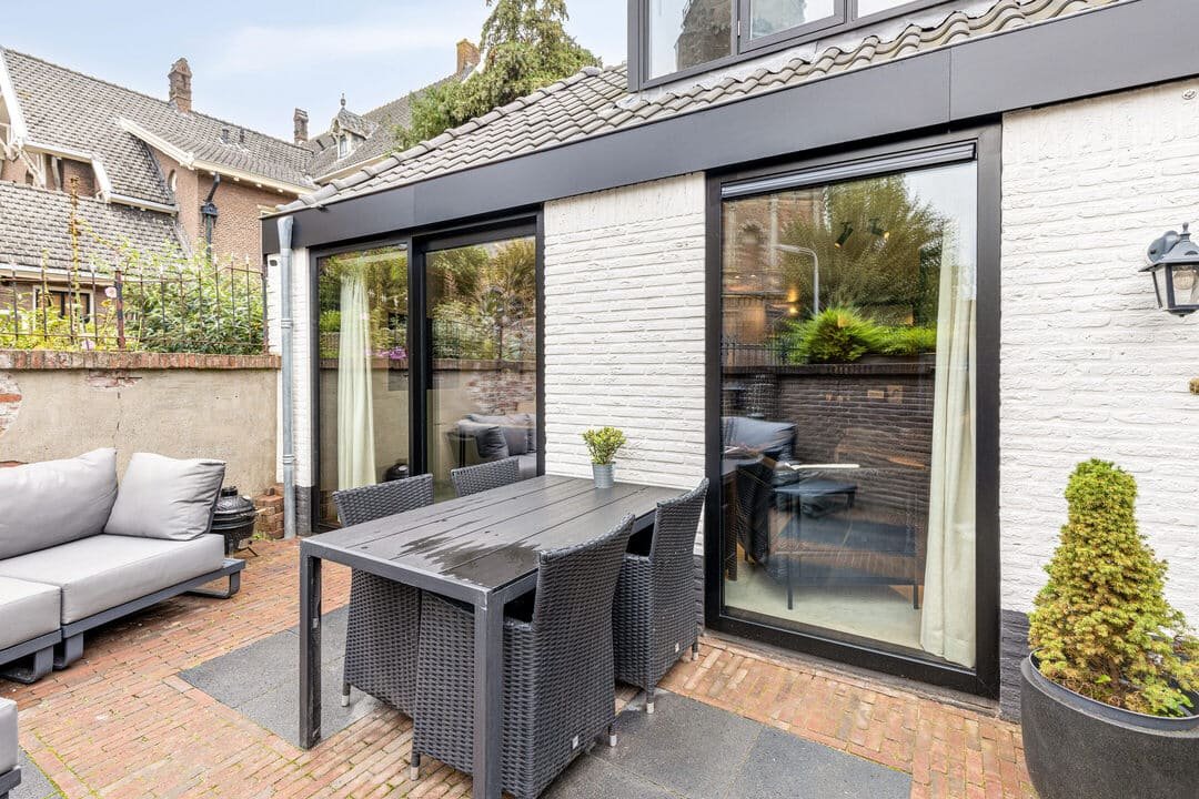 IJsselstein project — aluminium kozijnen RAL 9005