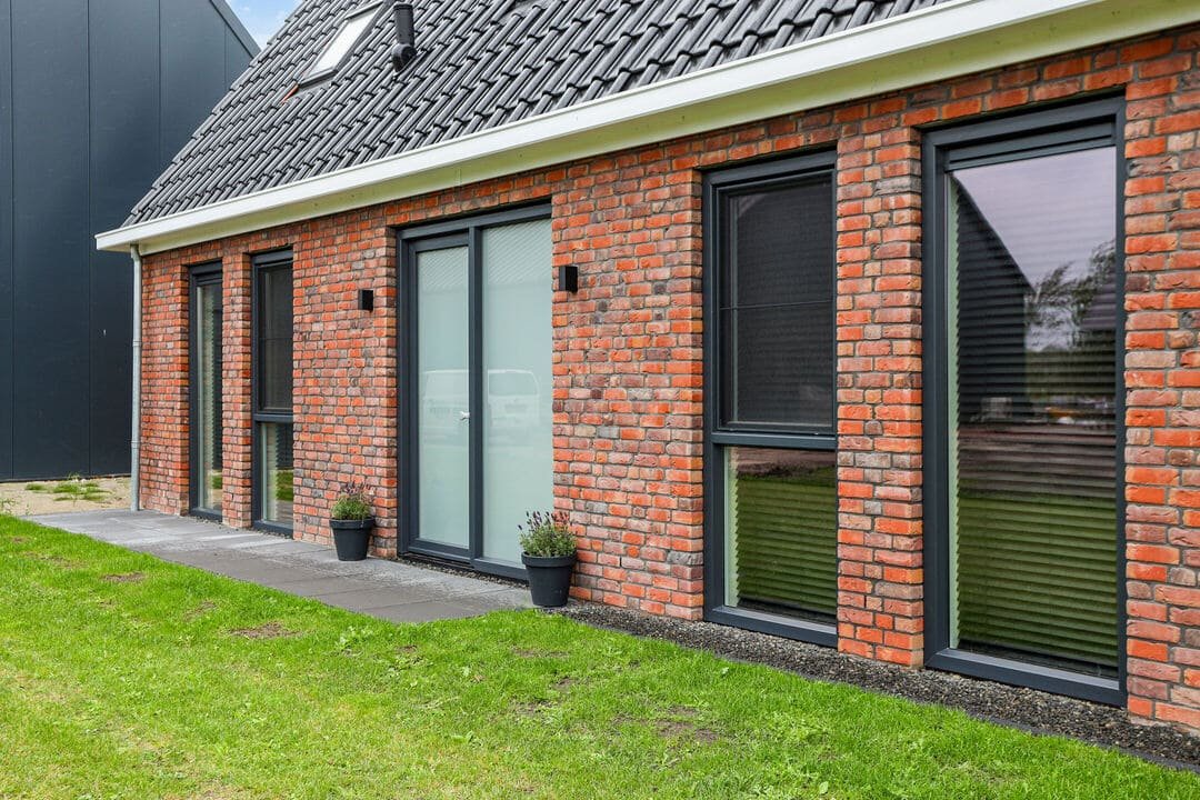 Ternaard project — kunststof kozijnen verdiept profiel RAL 7016