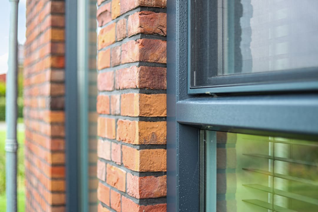 Ternaard project — kunststof kozijnen verdiept profiel RAL 7016