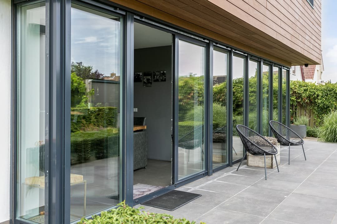 Een project in Willemstad met aluminium kozijnen RAL 7016